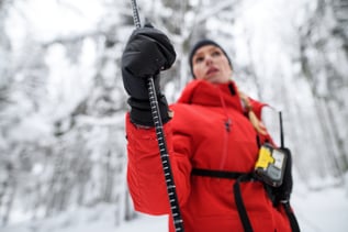 mountain-rescue-service-woman-on-operation-in-wint-2021-10-15-20-12-44-utc